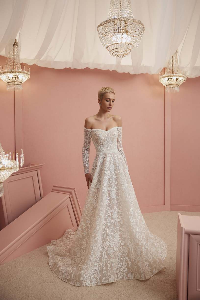 Brudekjolen med off skudler ærmer fra Madioni