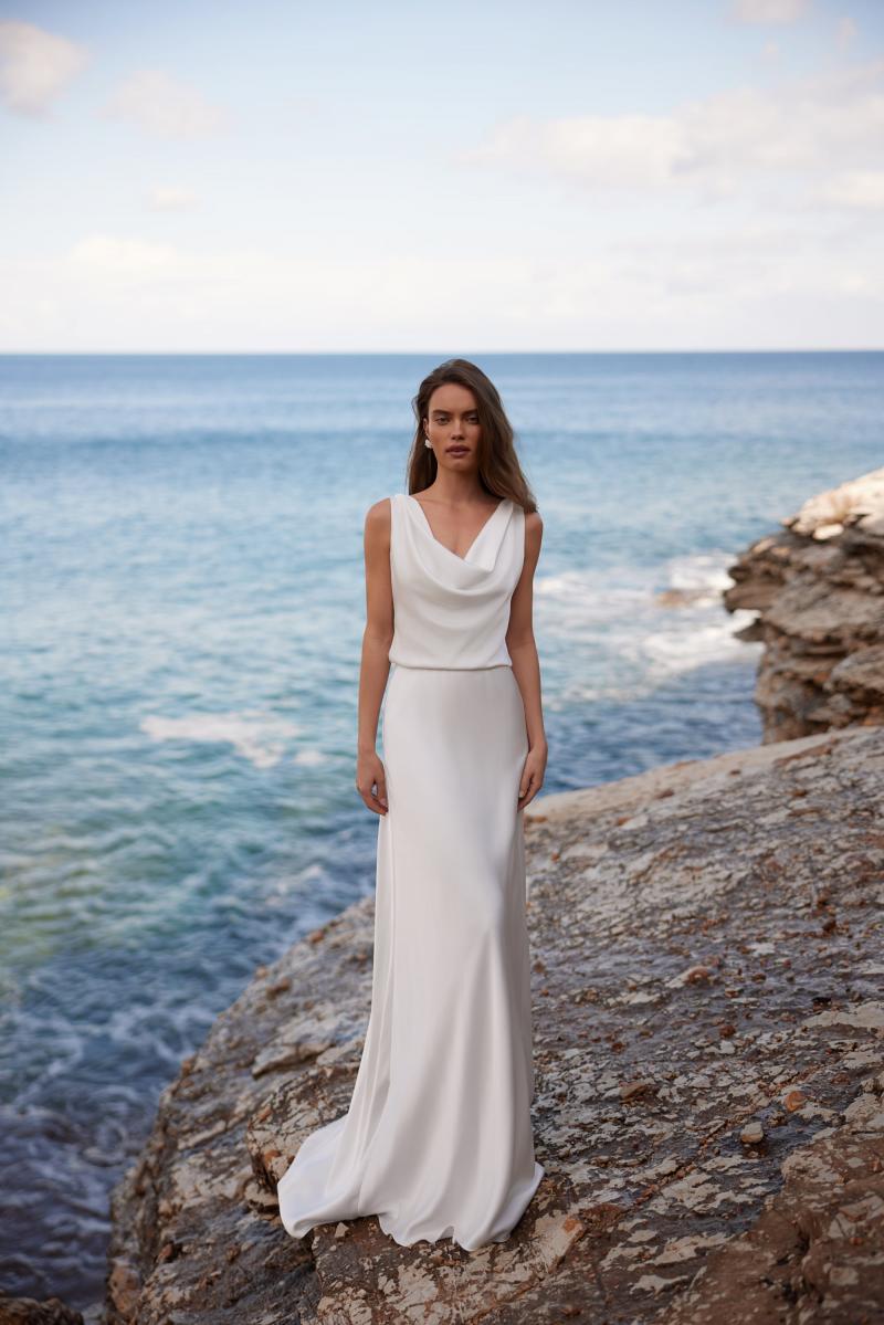 brudekjole med dråbe udskæring